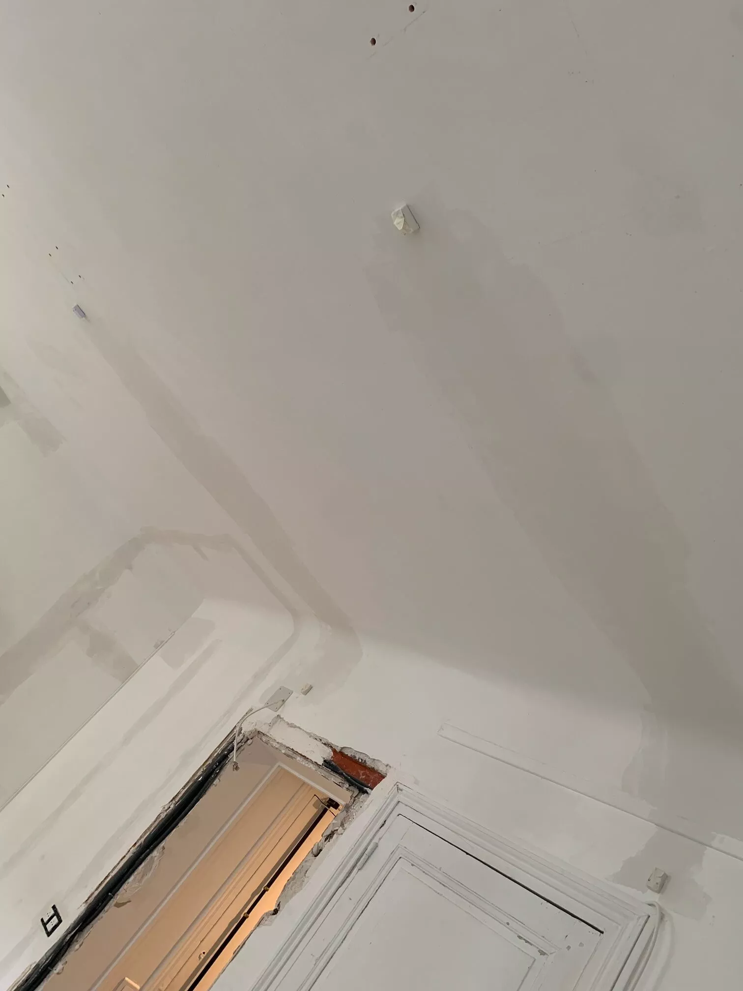 câble électrique invisible